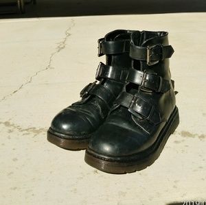 Super cute space boots with buckles! 🍓🍄